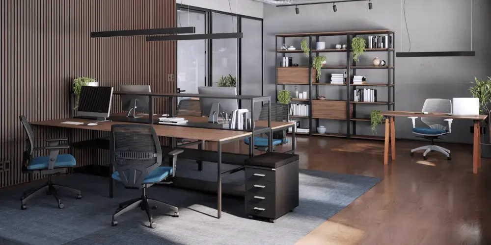 Showroom com cadeiras de escritório, mesas e estantes.